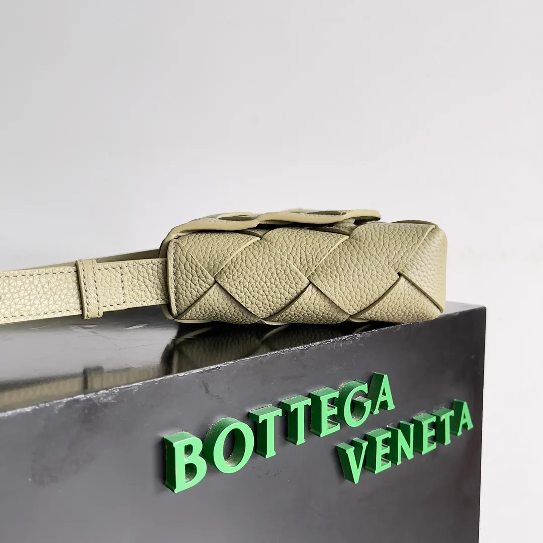 Batch 1860 BOTTEGA VENETA new Diago crossbody bag The diagonally built dynamic silhouette shows unique ingenuity. As a member of the B family's early autumn series, it uses the highest quality calfskin. The entire bag is softer, thicker and heavier, and durable. It is equipped with an adjustable strap. The texture of the 3cm wide leather strap is very similar to the litchi pattern. It is slightly stiffer than the litchi pattern. It is low-key, luxurious and full of connotation. It is refreshing and comfortable to match the upper body. Hu Yitian was also successfully captured by it. Style number: 795637 Size: 22.5*16.5*5.5cm